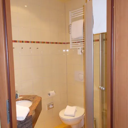 Berg-gasthof Honigbrunnen 호텔 로바우